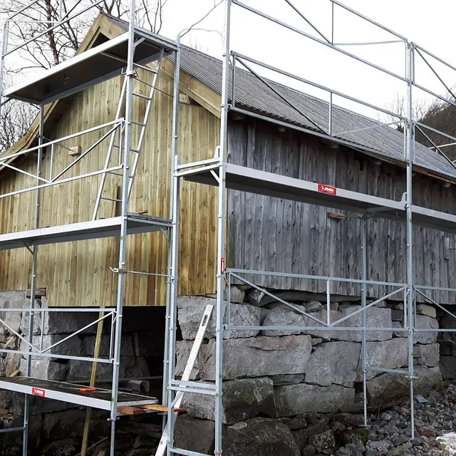 Stilas rundt en låve hvor bekledningen blir byttet ut