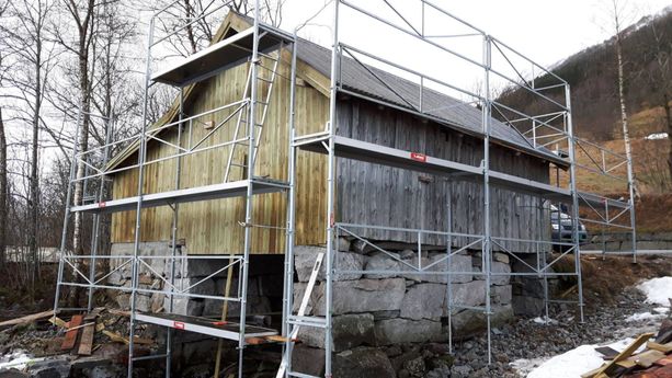 Stilas rundt en låve hvor bekledningen blir byttet ut