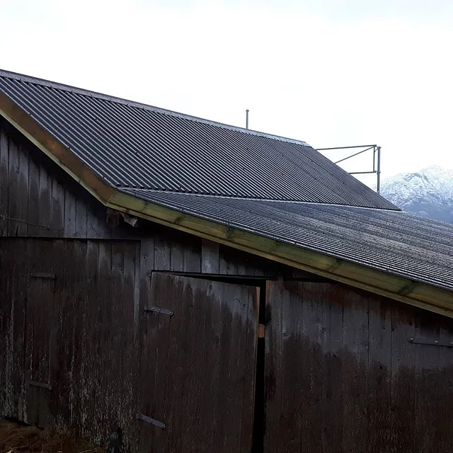 En hytte / uthus som har fått nytt tak 
