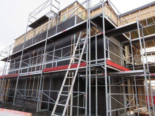 Stilas rundt et hus som holder på å bli bygd