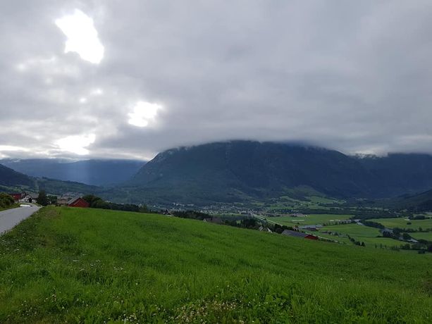 utsikt over dal og fjell