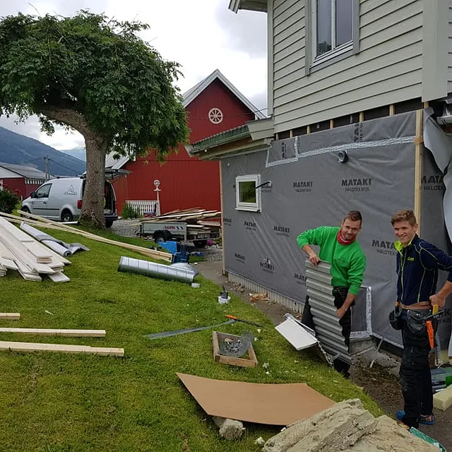iStand AS ansatte som jobber med kledningen til et hus