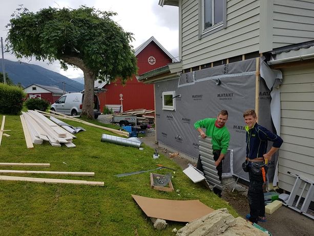 iStand AS ansatte som jobber med kledningen til et hus