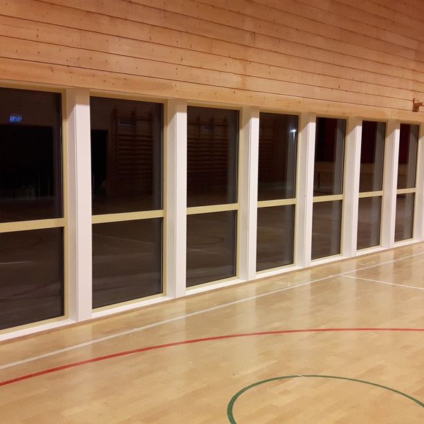 Det ferdige resultatet av installerte vinduer i en gymsal