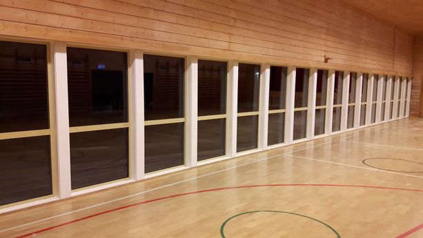 Det ferdige resultatet av installerte vinduer i en gymsal