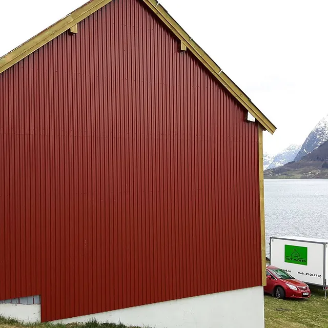 Resultatet etter at bordkledningen på en løne ble skiftet ut med utsikt over fjord og fjell 