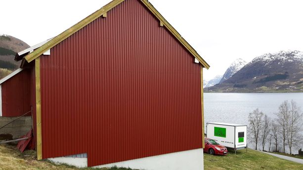 Resultatet etter at bordkledningen på en løne ble skiftet ut med utsikt over fjord og fjell 
